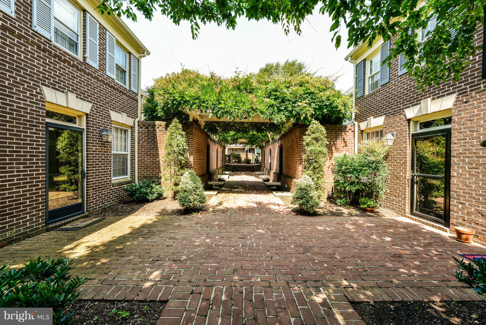 BROCKETTS CROSSING - Residential Lease