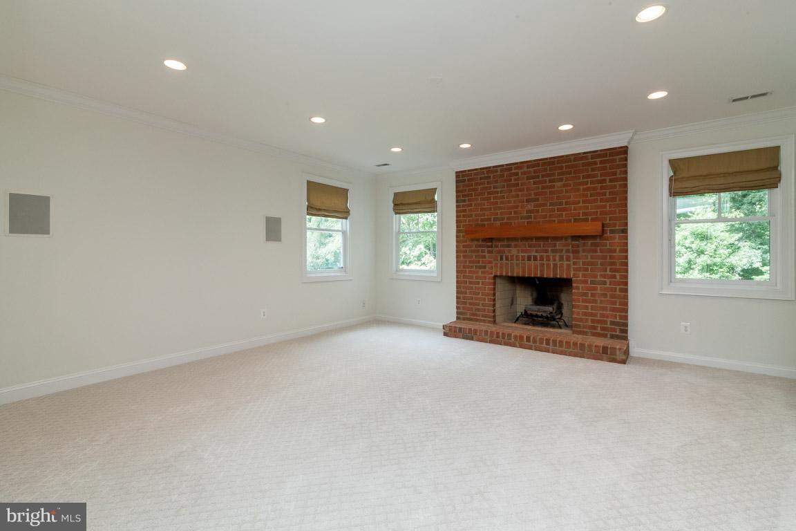 POTOMAC OUTSIDE - Residential