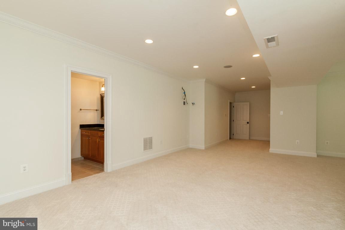 POTOMAC OUTSIDE - Residential