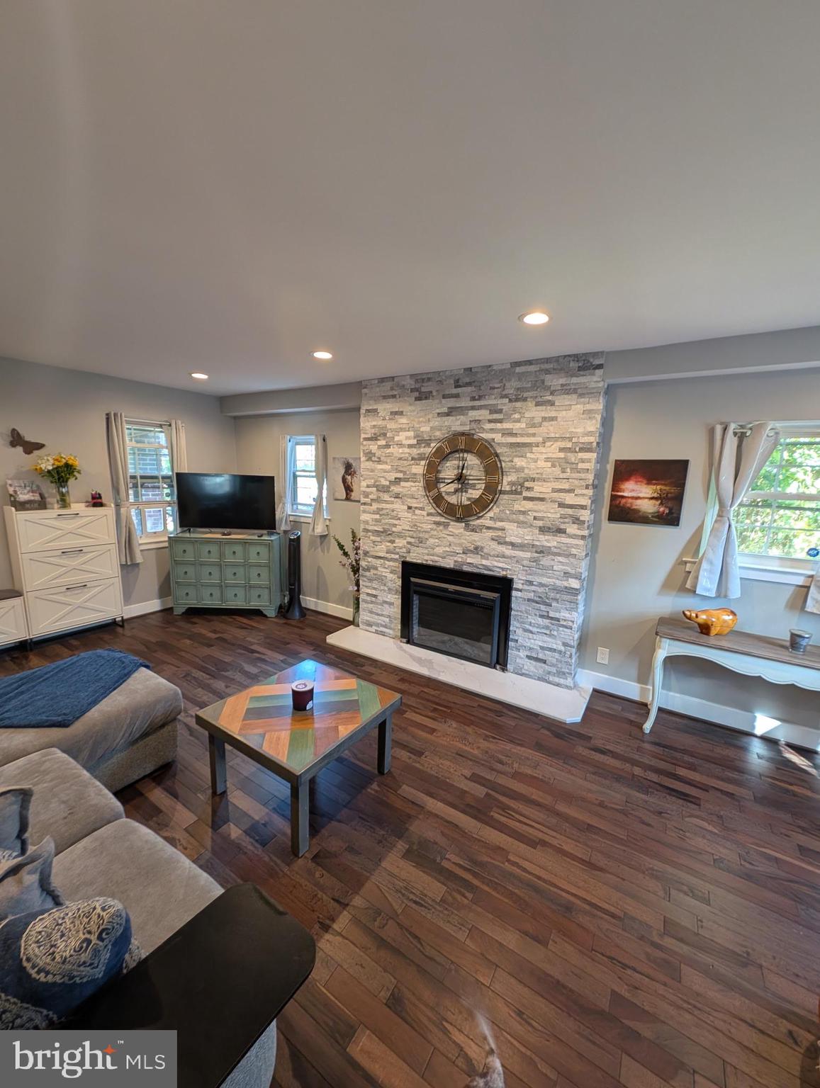 TEN HILLS - Residential