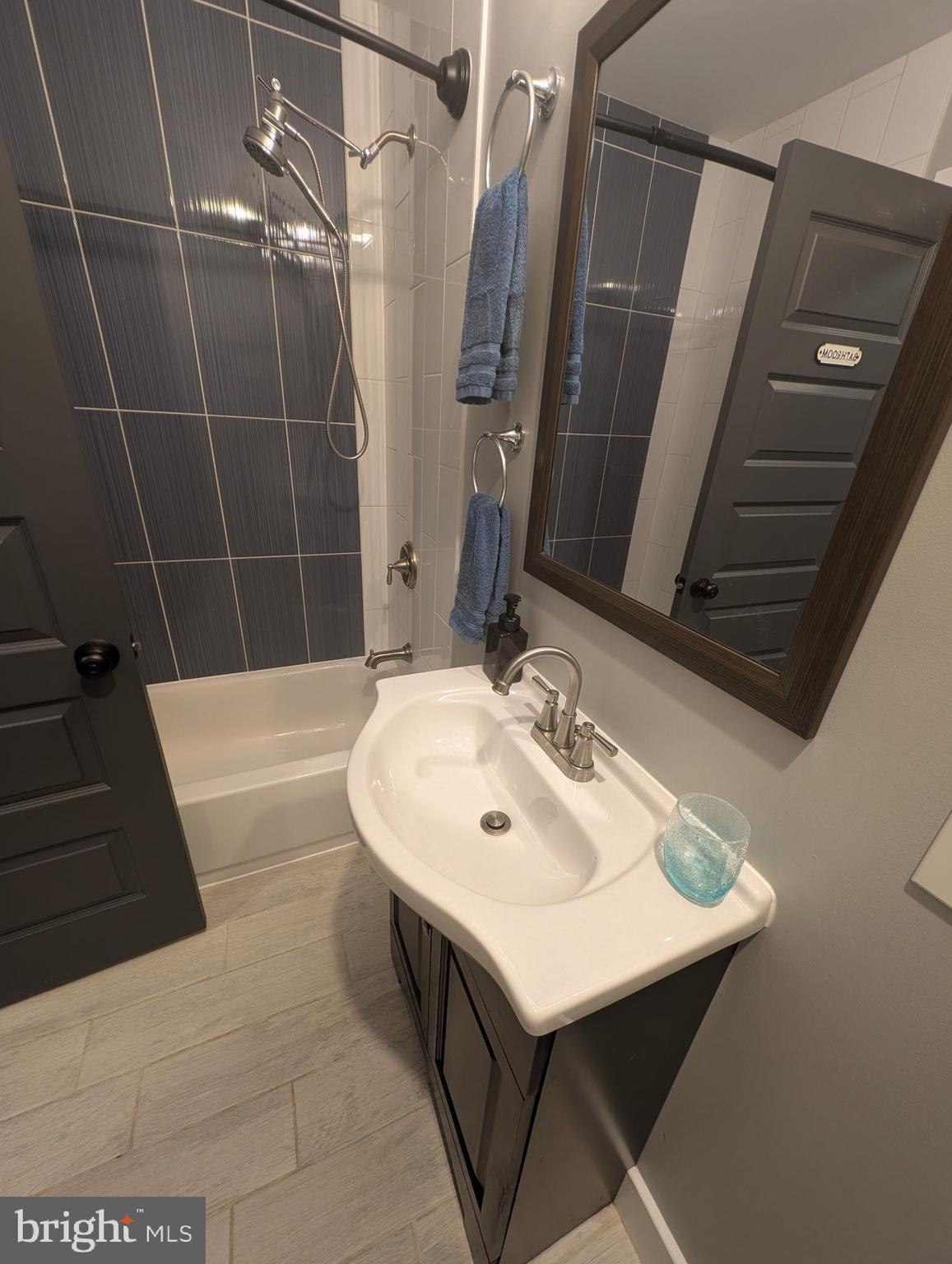 TEN HILLS - Residential