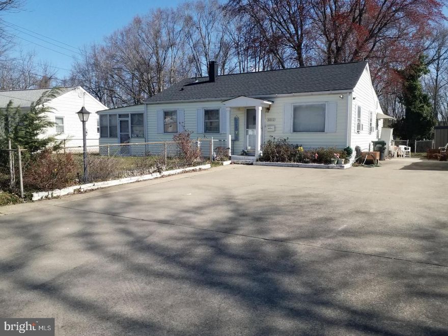 Newly Renovated & Furnished 2 BD 1 BA Single Family Home. Inc: private parking, driveway, patio, outdoor living, backyard, washer/dryer. All rooms have been painted. Kitchen & Bathroom fixtures are new. Superior & safe location. Metro accessible. Close to 95/295/495, Tyson’s, DC, Old Town, MGM, Arlington, Potomac Yard, Belle Haven, Del Ray. Utilities included!!!