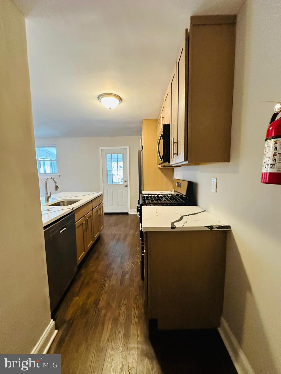 EAST FALLS - Residential Lease