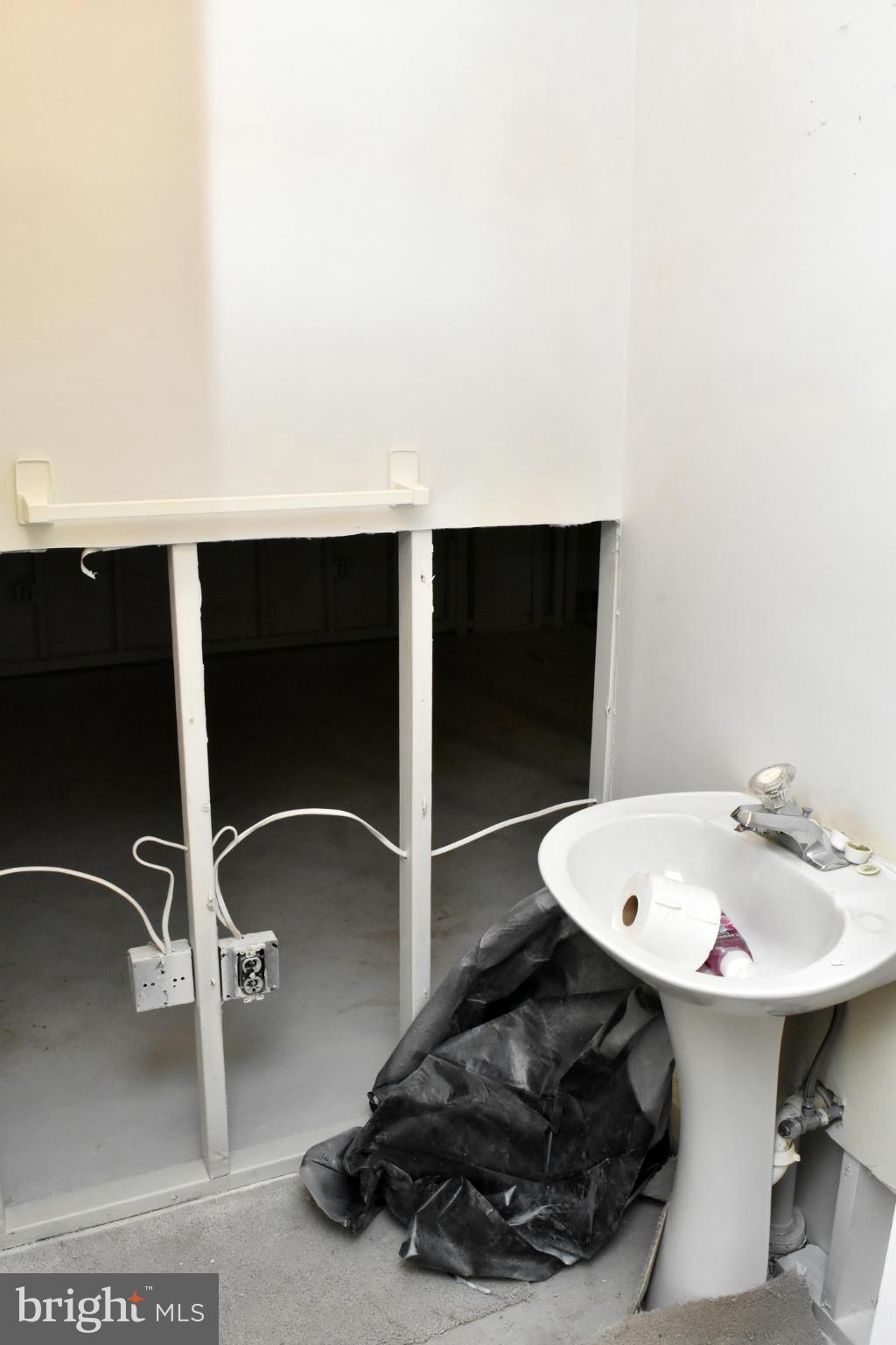 LAUREL OAKS CONDO - Residential