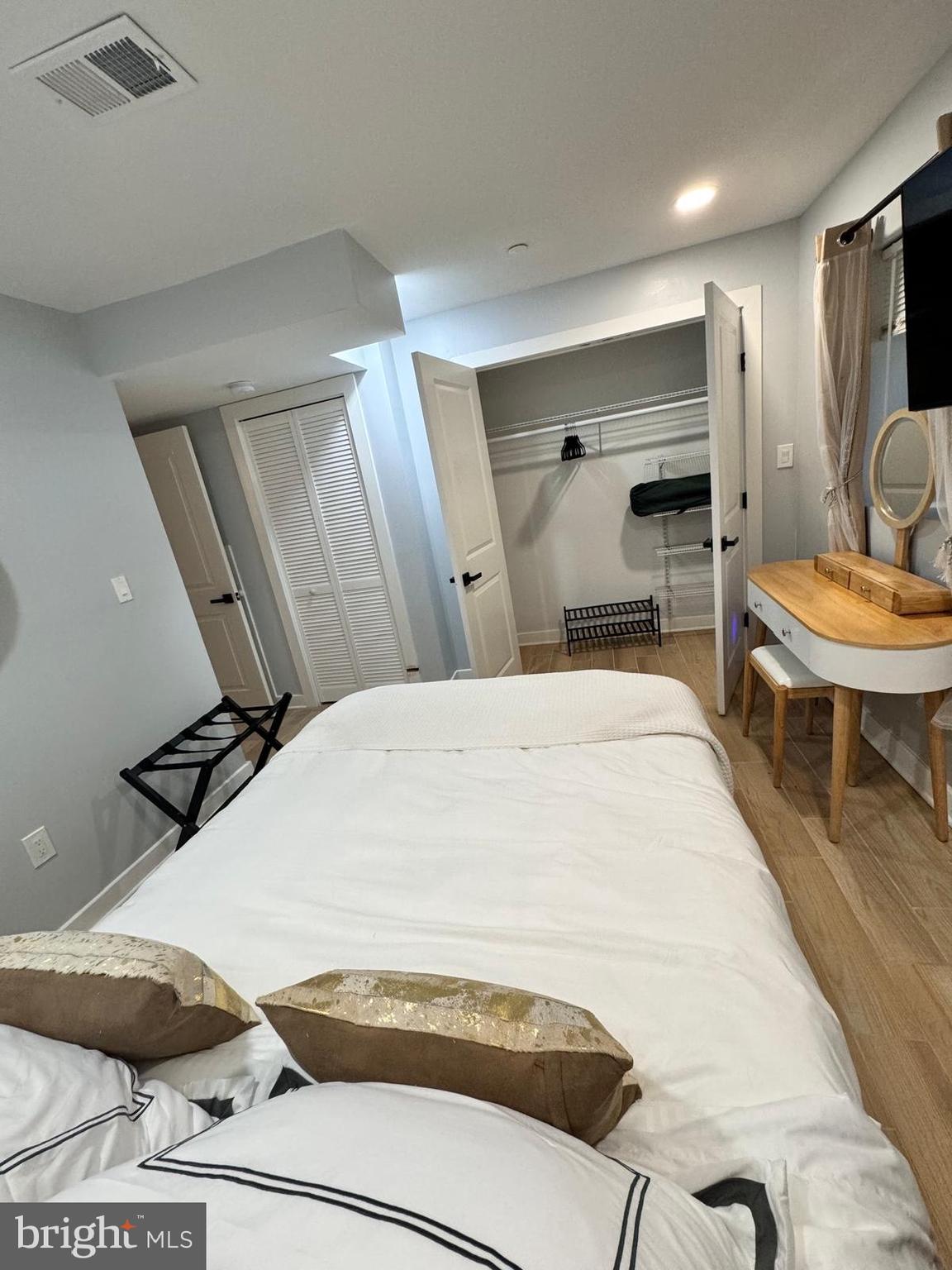 DICKINSON NARROWS - Residential Lease