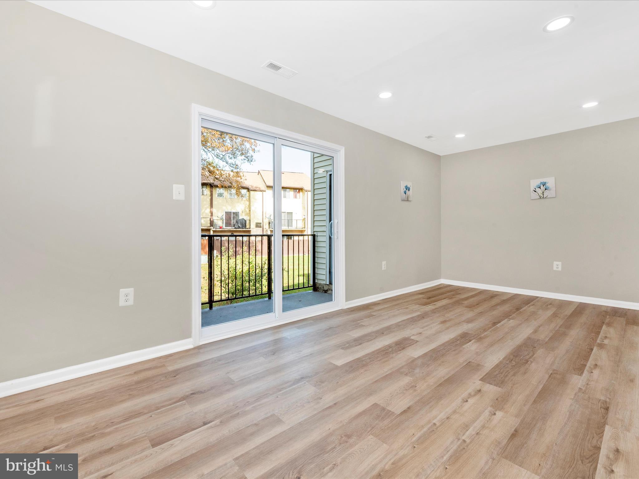 APPLEWALK CONDO - Residential