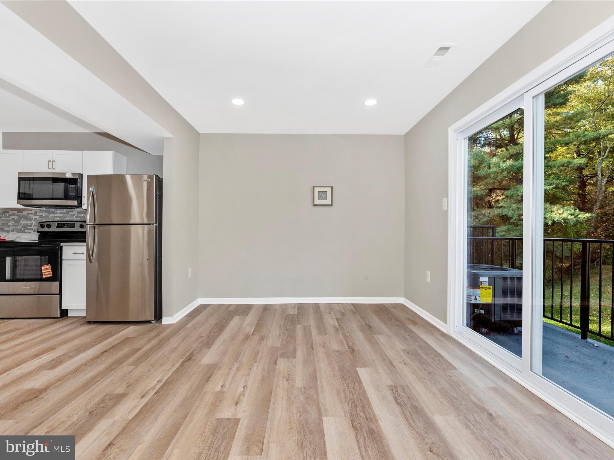 APPLEWALK CONDO - Residential