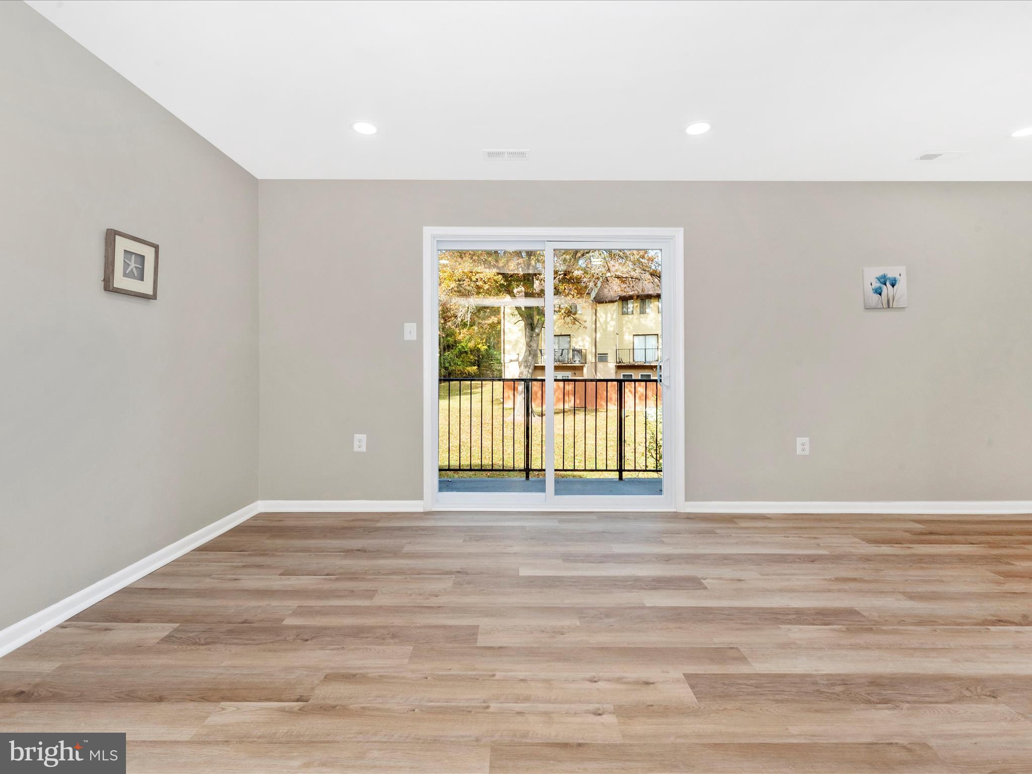 APPLEWALK CONDO - Residential