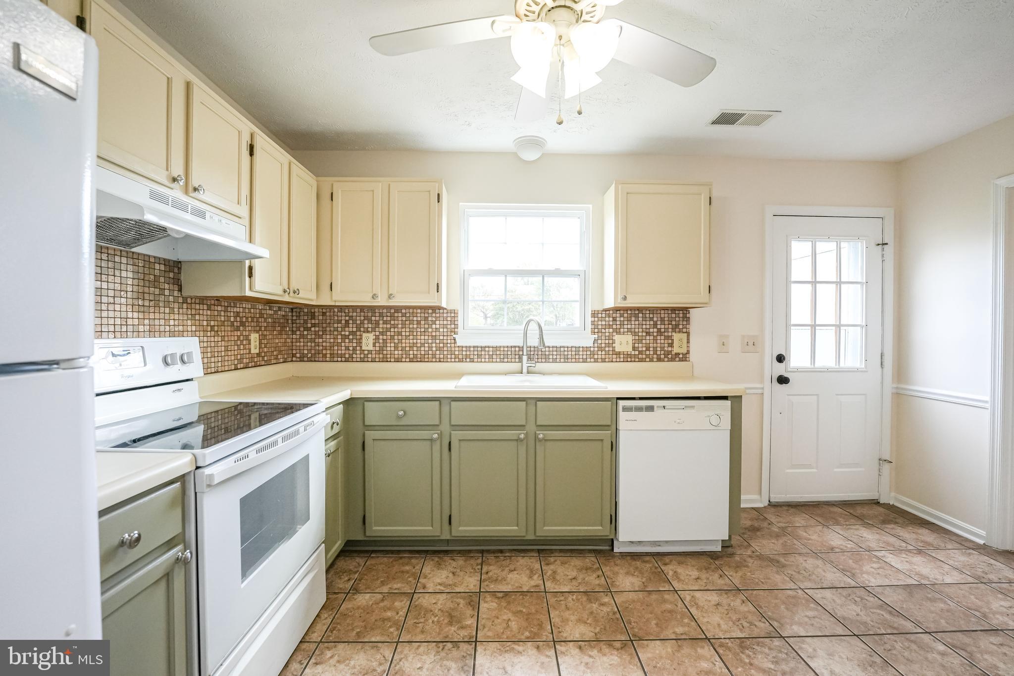 HUNTINGTON MEADOWS - Residential Lease