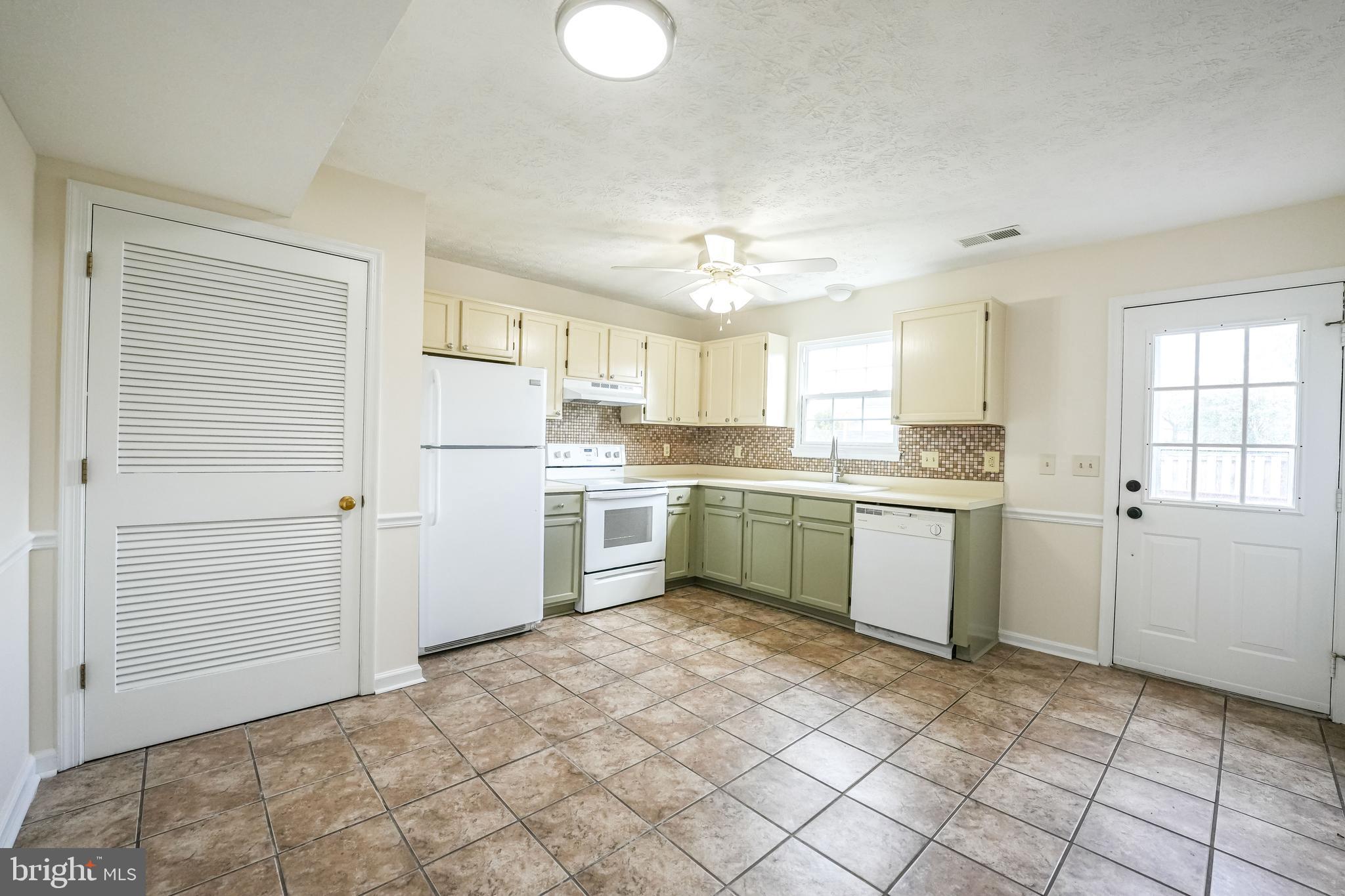 HUNTINGTON MEADOWS - Residential Lease