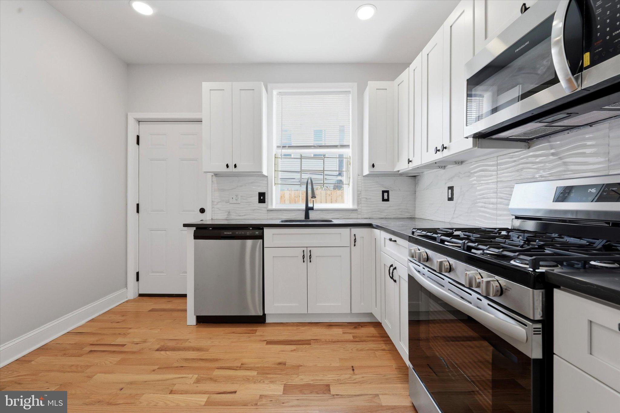 EAST KENSINGTON - Residential