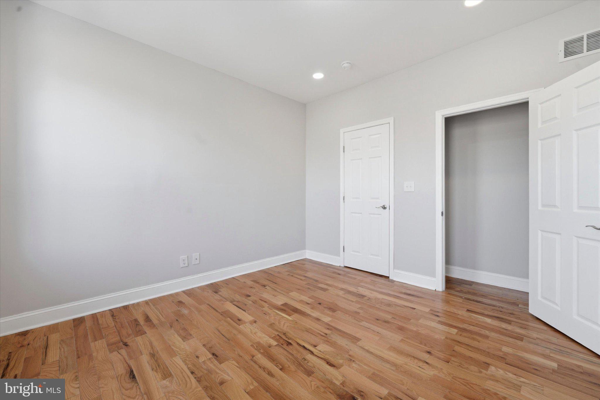 EAST KENSINGTON - Residential