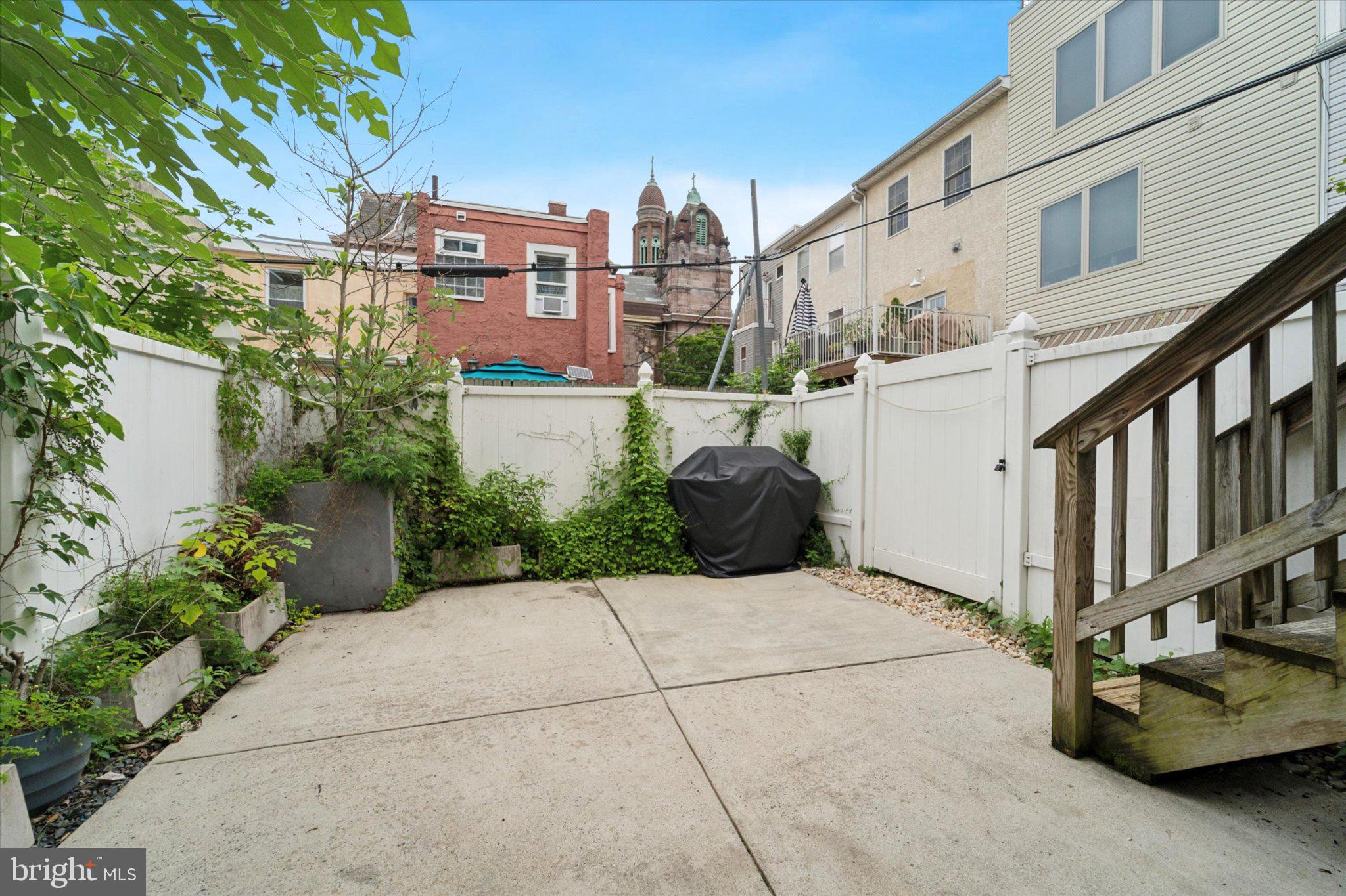 EAST KENSINGTON - Residential