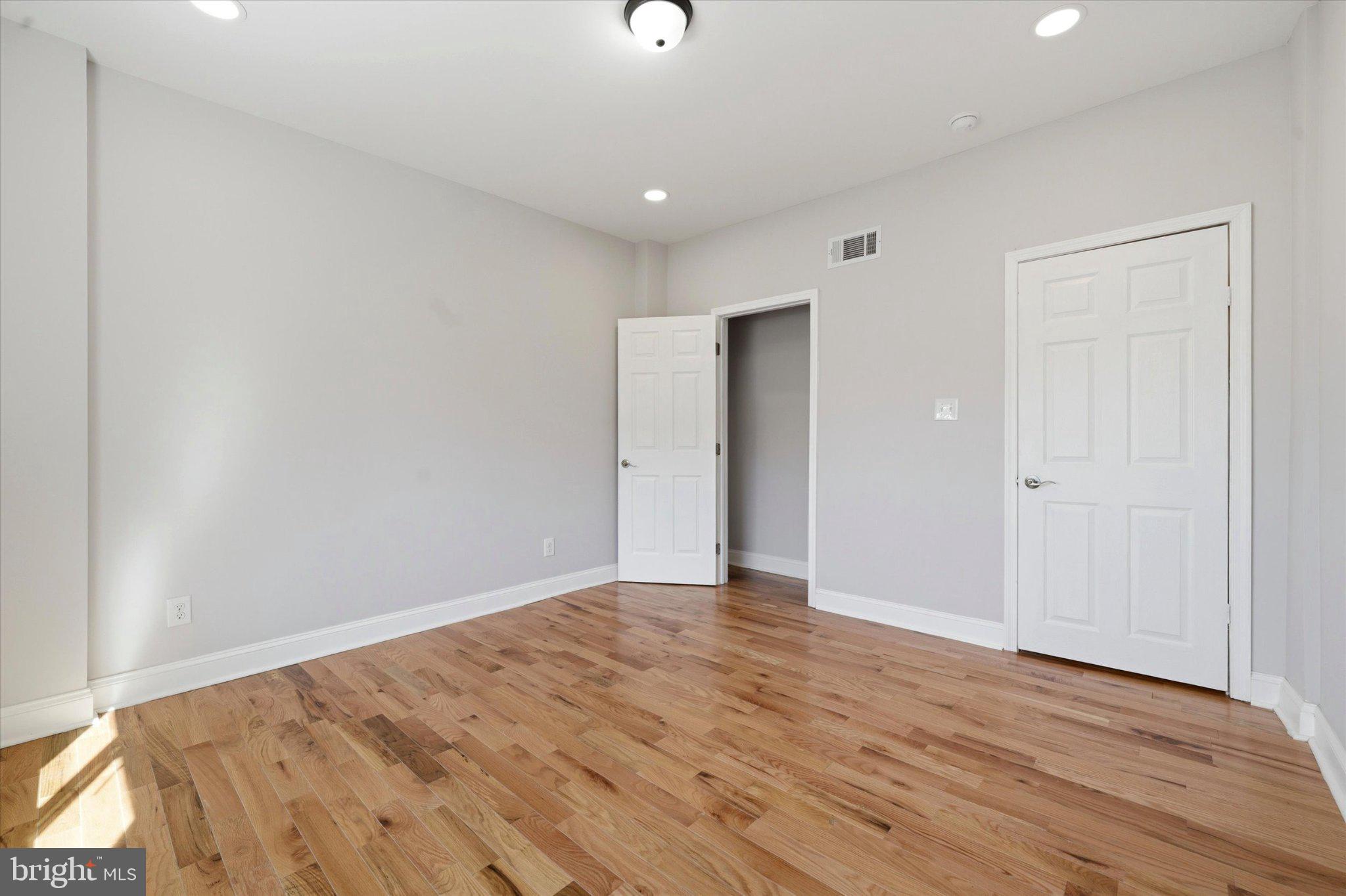 EAST KENSINGTON - Residential