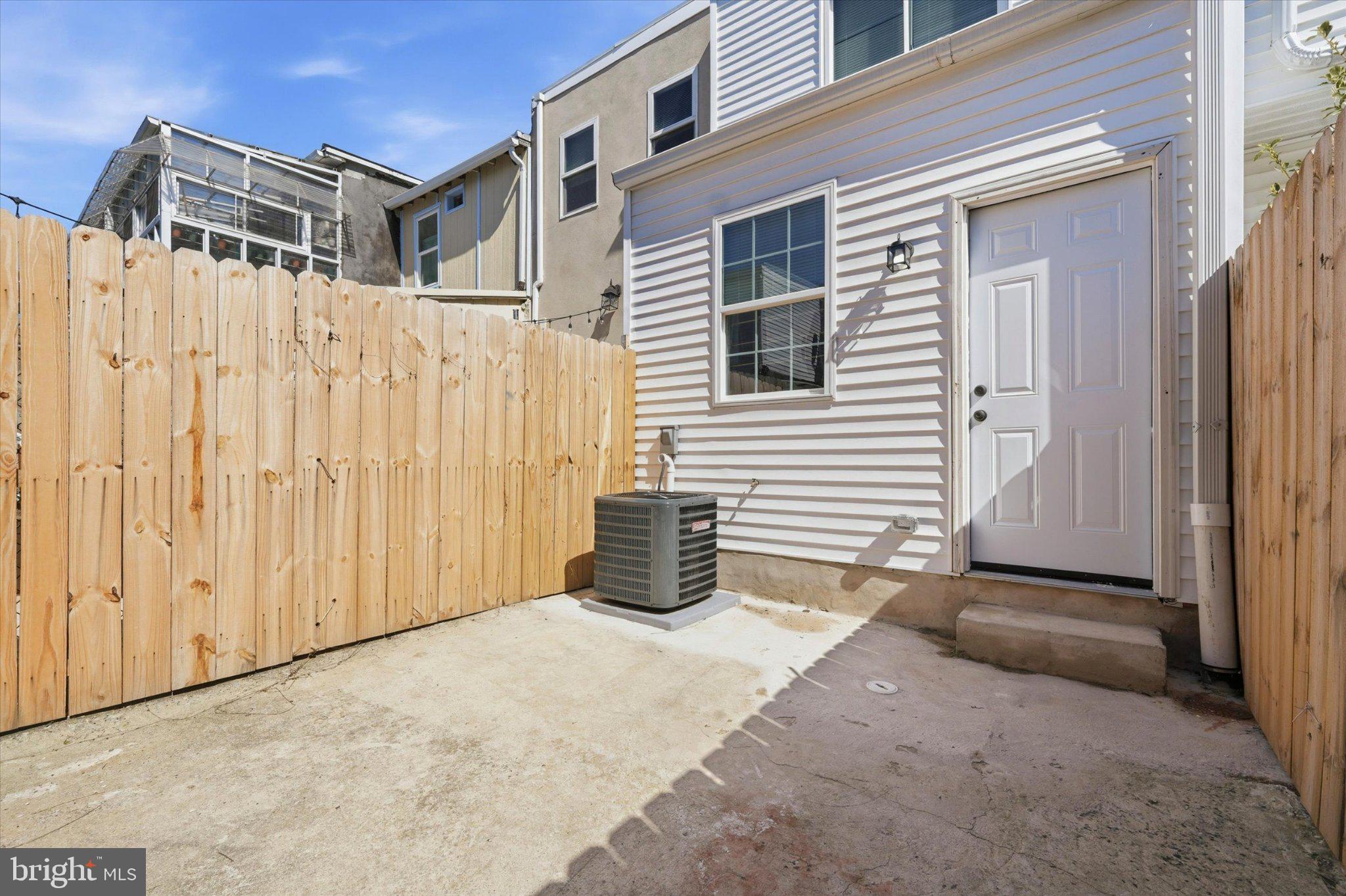 EAST KENSINGTON - Residential