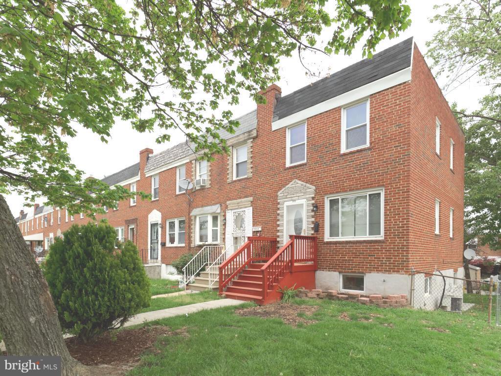 Recently renovated, large end unit! Refurbished wood floors throughout, C/A, updated windows and recent roof highlight this home with a tremendous yard. A barbecue and entertainers dream!