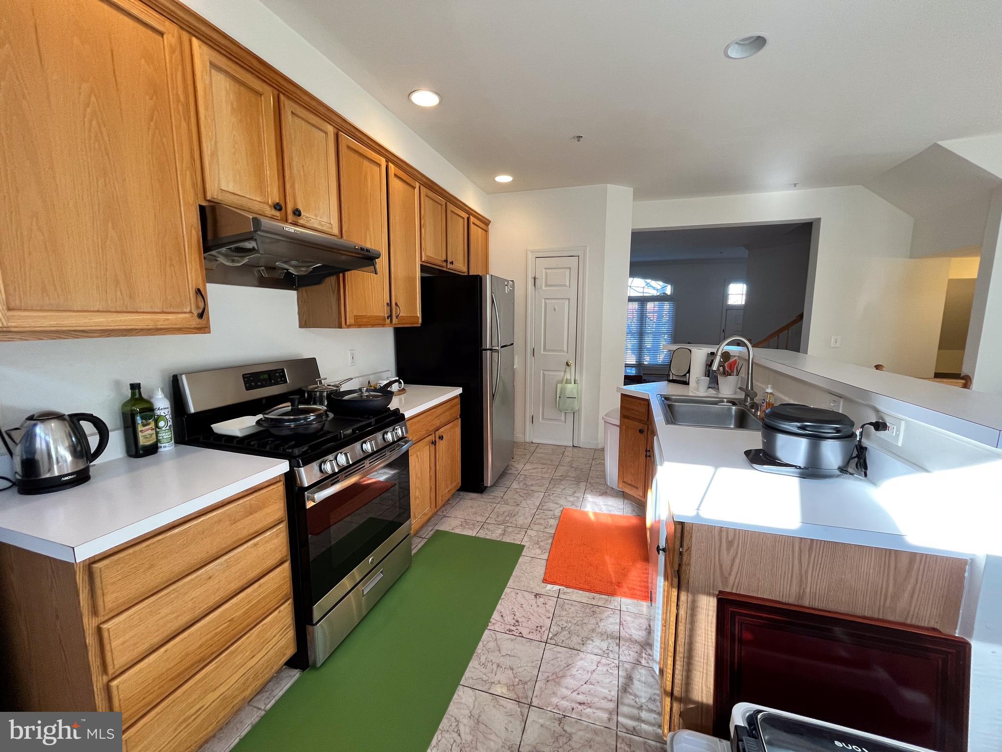 JEFFERSON PARK TOWNHOUSE - Residential Lease