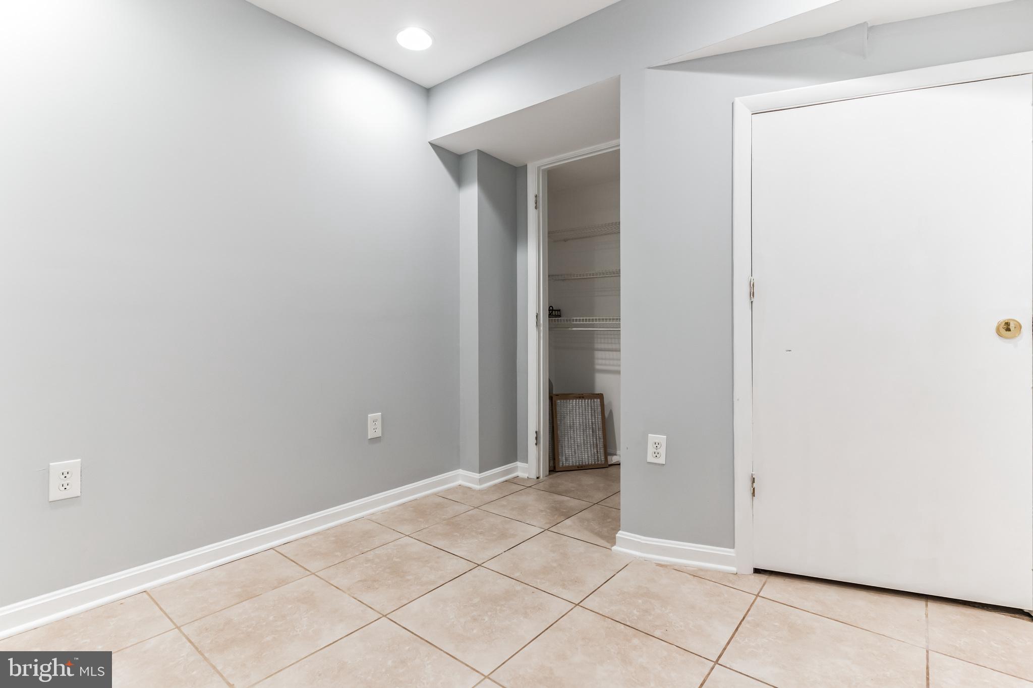 LONDON TOWNE - Residential Lease