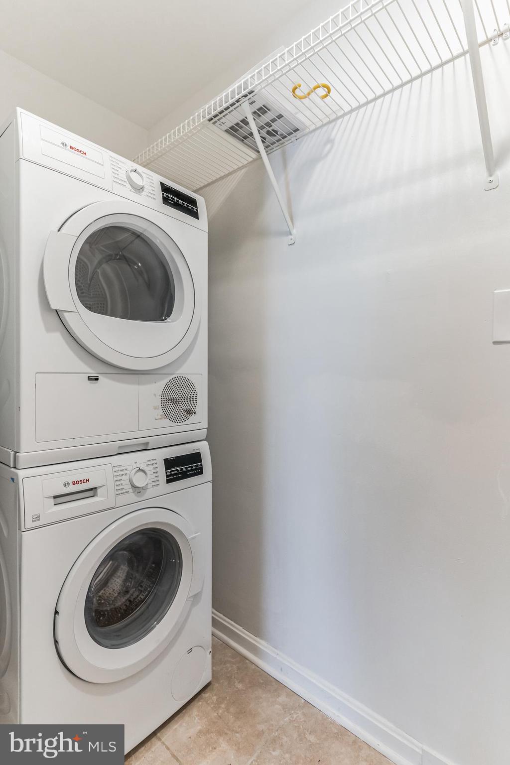 LONDON TOWNE - Residential Lease