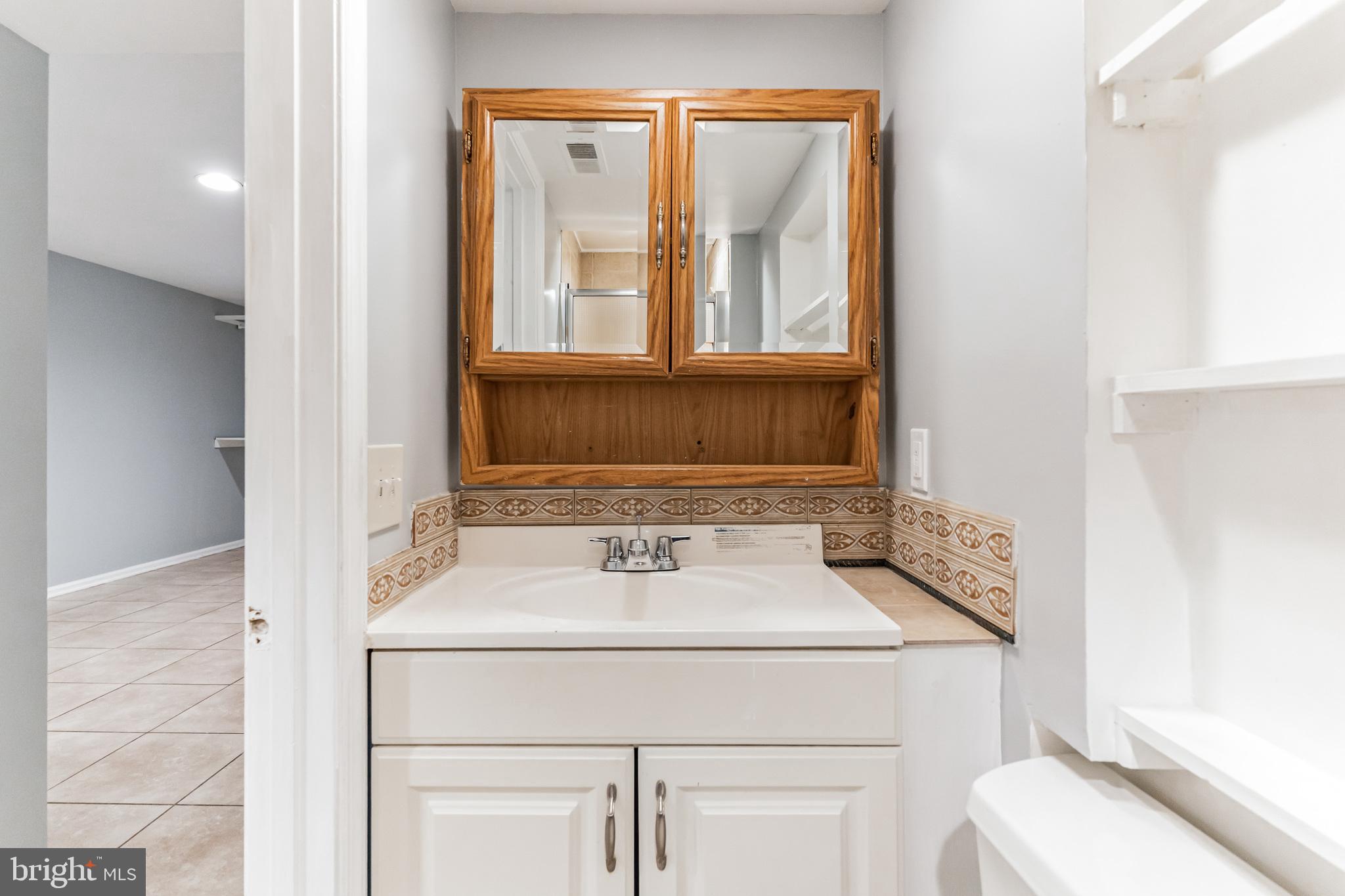 LONDON TOWNE - Residential Lease