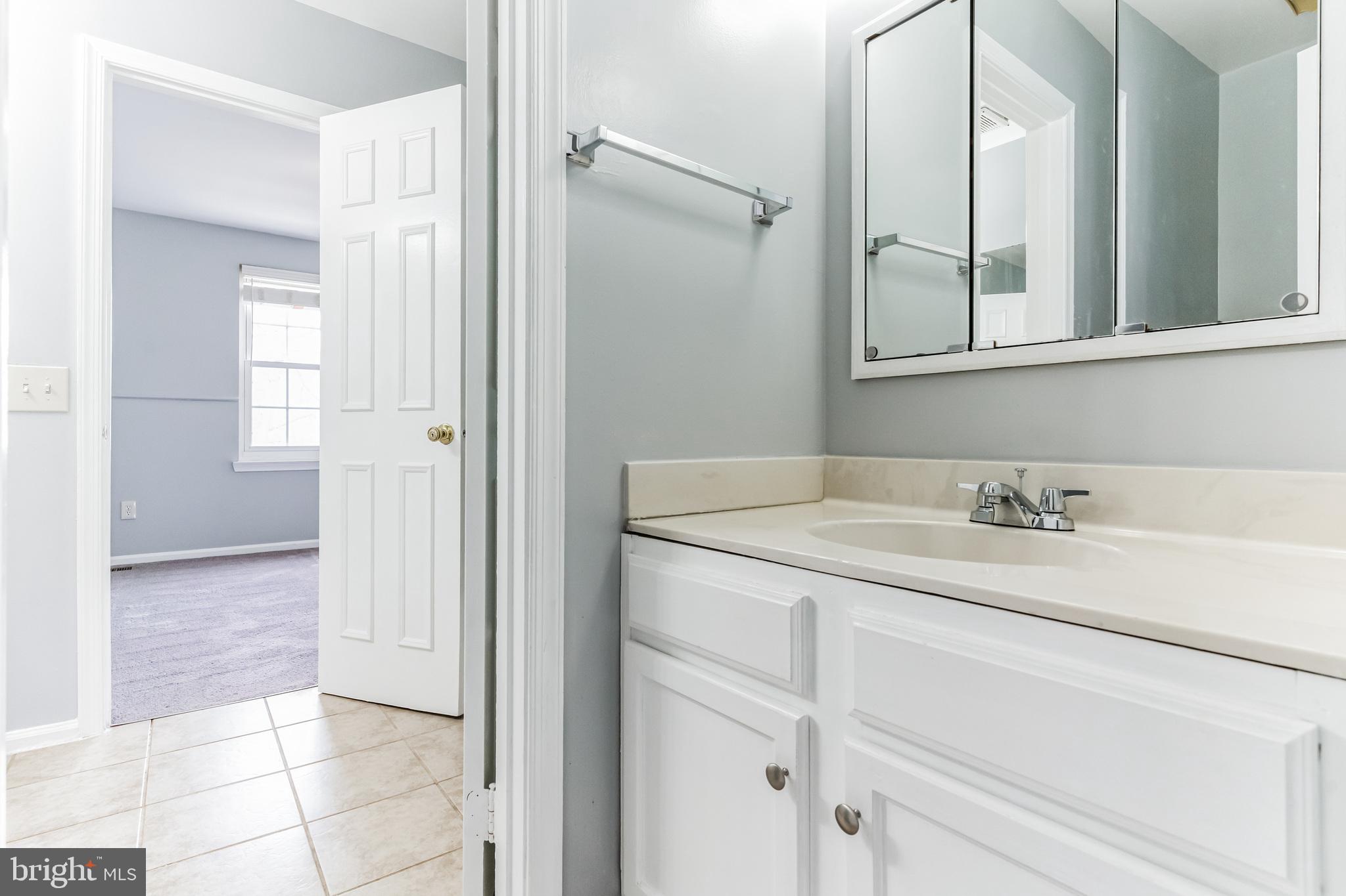 LONDON TOWNE - Residential Lease