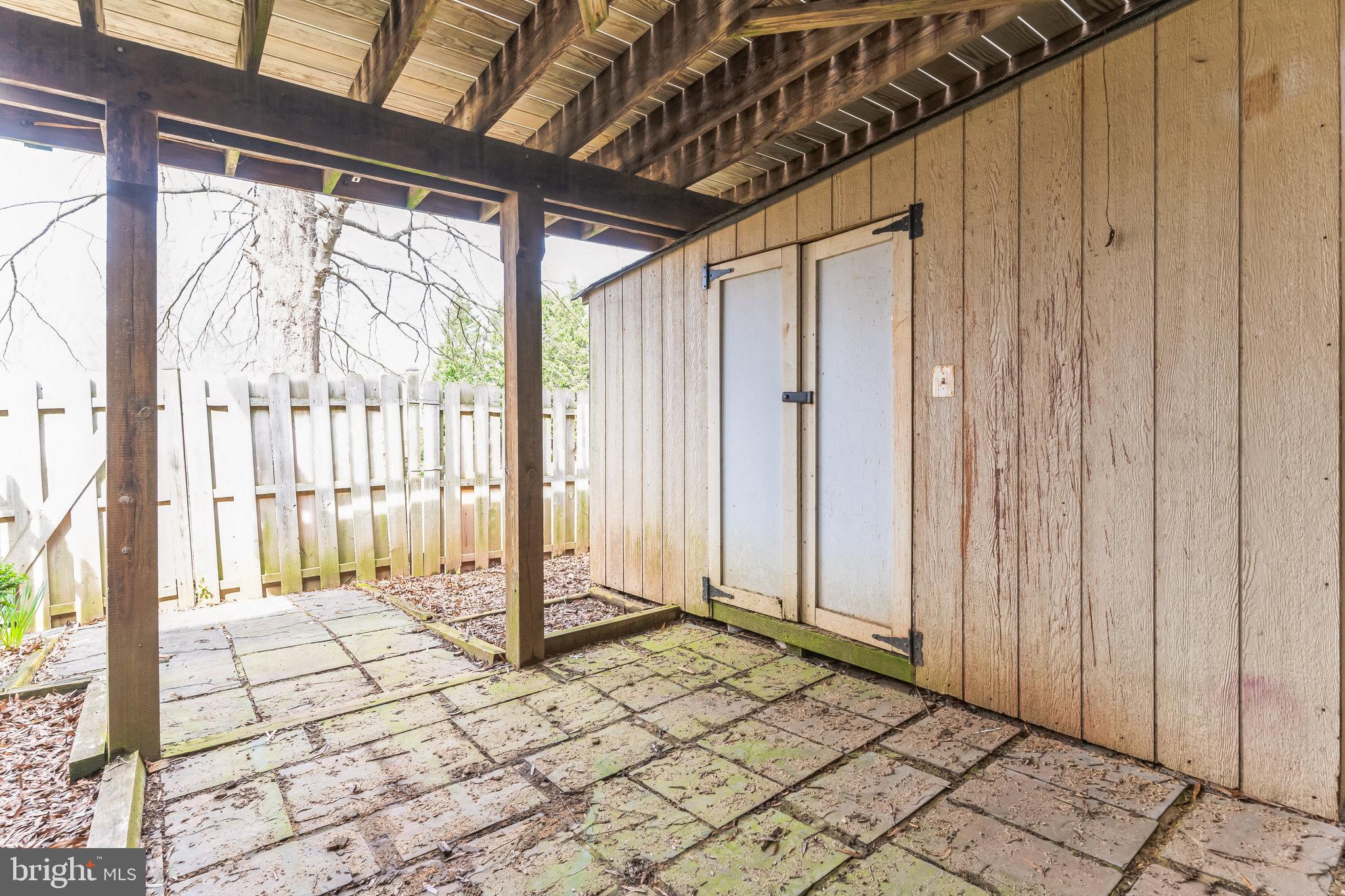 LONDON TOWNE - Residential Lease