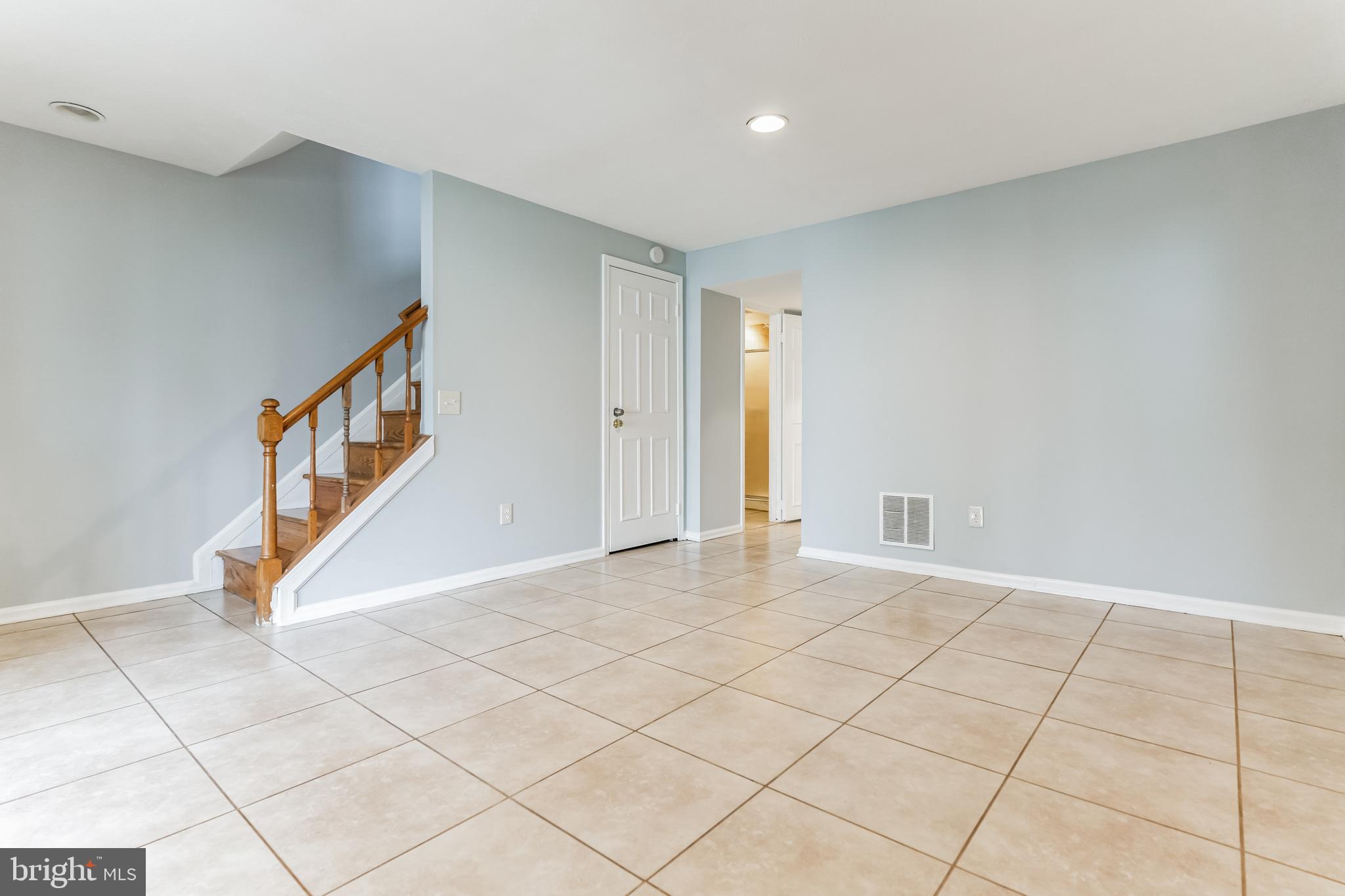 LONDON TOWNE - Residential Lease