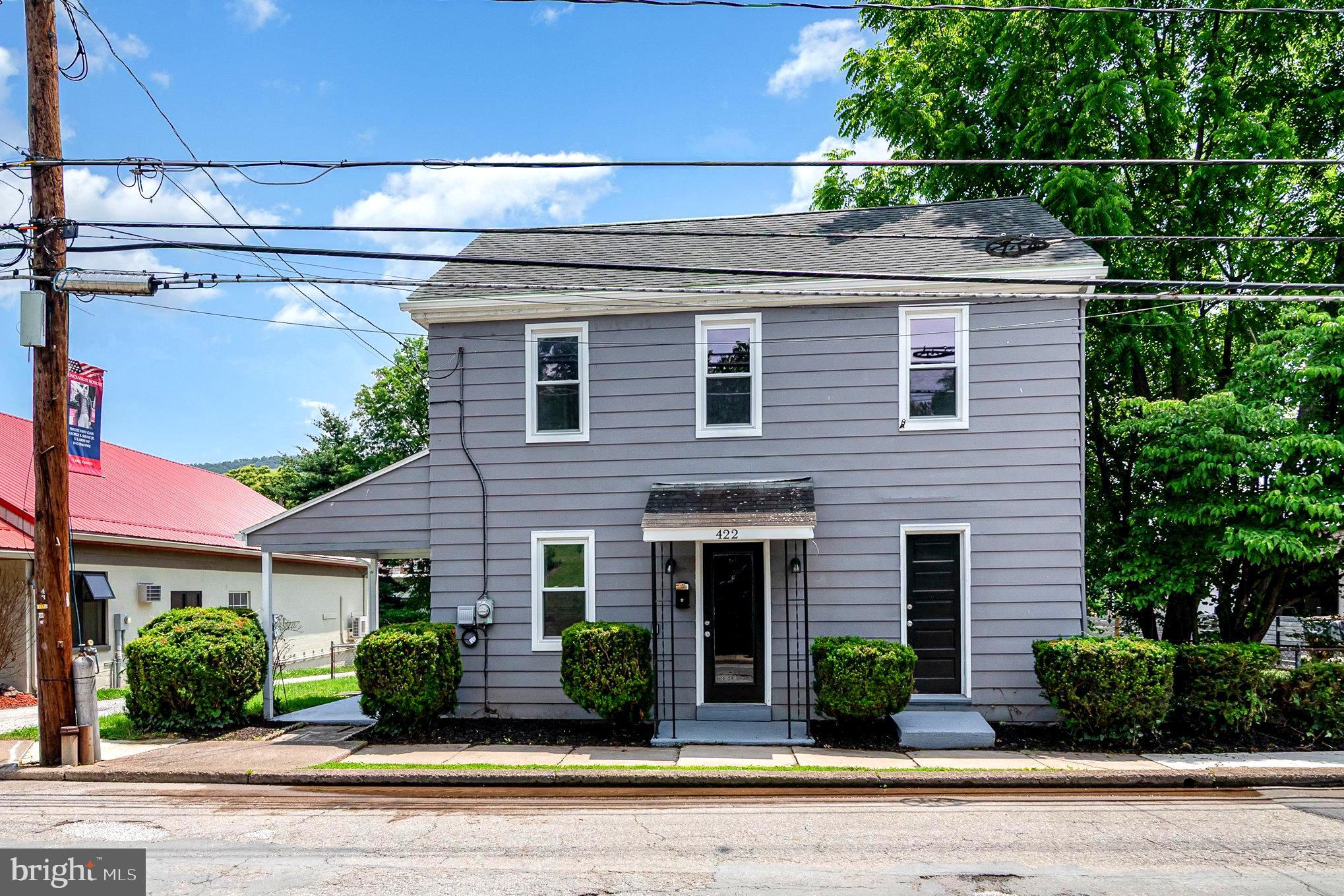Welcome to this adorable home with a large fenced in backyard!