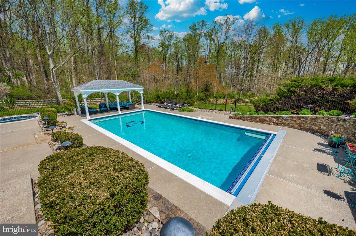 TWELVE HILLS - Residential