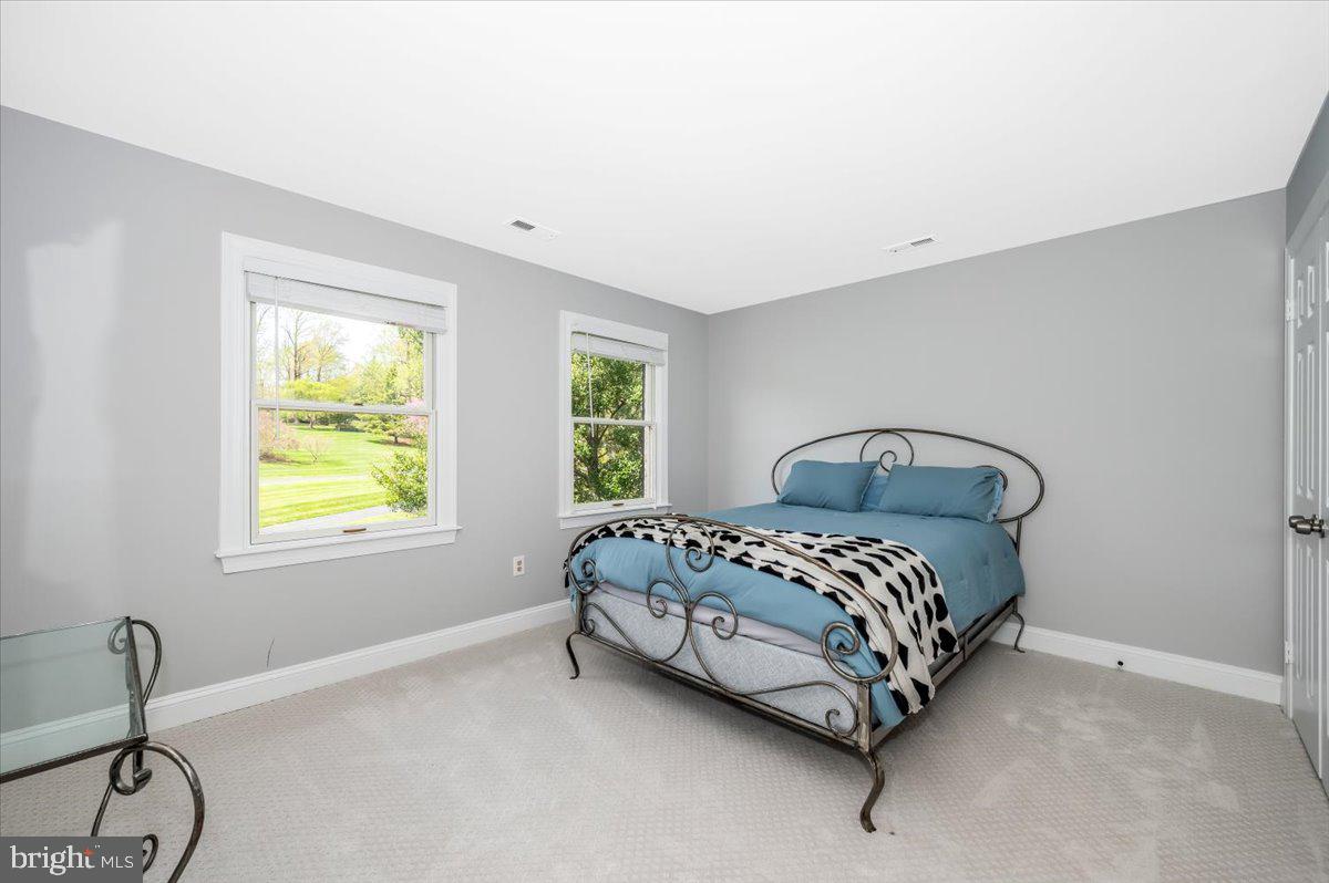 TWELVE HILLS - Residential