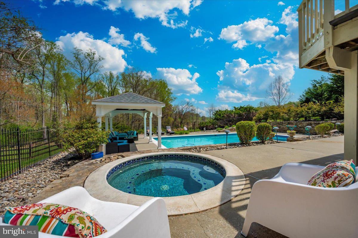 TWELVE HILLS - Residential