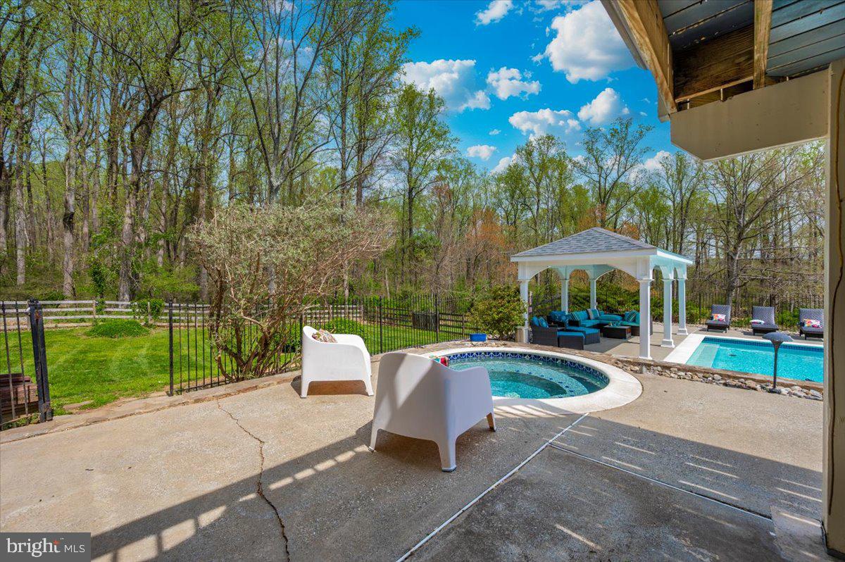 TWELVE HILLS - Residential