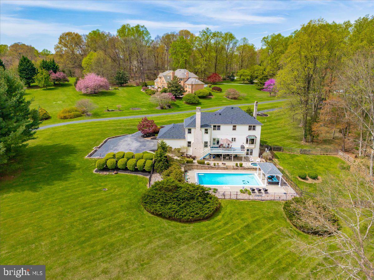 TWELVE HILLS - Residential