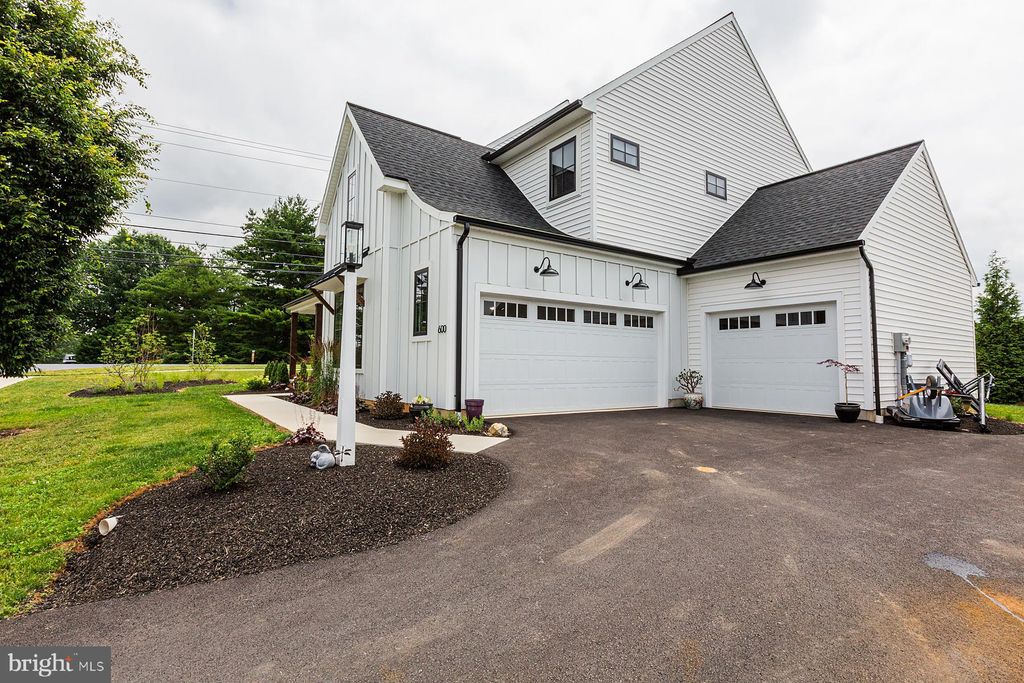 Photo of 600 STONEHENGE DR, LITITZ, PA 17543 (MLS # PALA2020848)