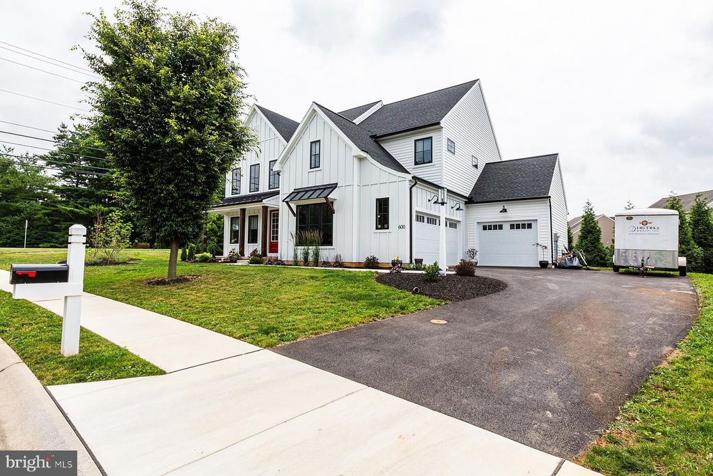 Photo of 600 STONEHENGE DR, LITITZ, PA 17543 (MLS # PALA2020848)