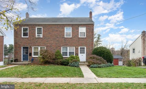 Photo of 526 E PARK ST, ELIZABETHTOWN, PA 17022 (MLS # PALA2028188)