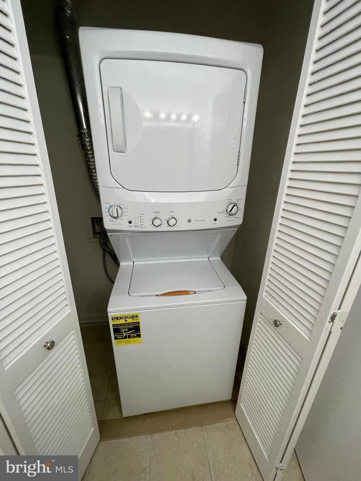 FOUR WINDS AT OAKTON - Residential Lease