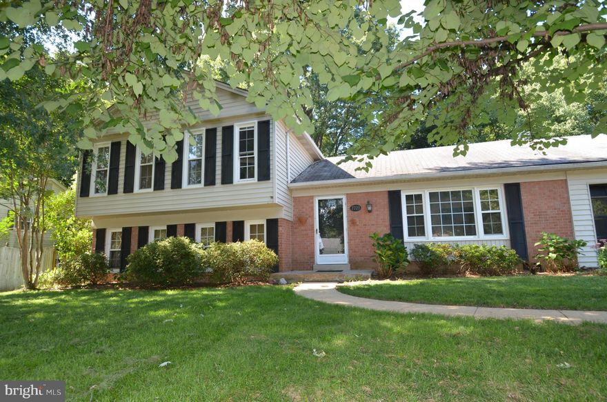 WONDERFUL SF W/ GARAGE IN HIGHLY DESIRABLE HAYFIELD FARM..UPDATED SUN-FILLED, BUMPED OUT EAT-IN KITCHEN W/ GLEAMING APPLIANCES..HUGE MBR SUITE W/ FULL BATH & WALK-IN CLOSET+ W/O TO SCREENED PORCH...LOWER LVL REC RM W/FP & 5TH BR...FRESH PAINT, NEW CARPET...LARGE FENCED BACKYARD W/ HOT TUB..KIDS WALK TO ALL SCHOOLS K-12...MINUTES TO FT BELVOIR, PENTAGON & METRO BUS/ RAIL..AVAIL. NOW