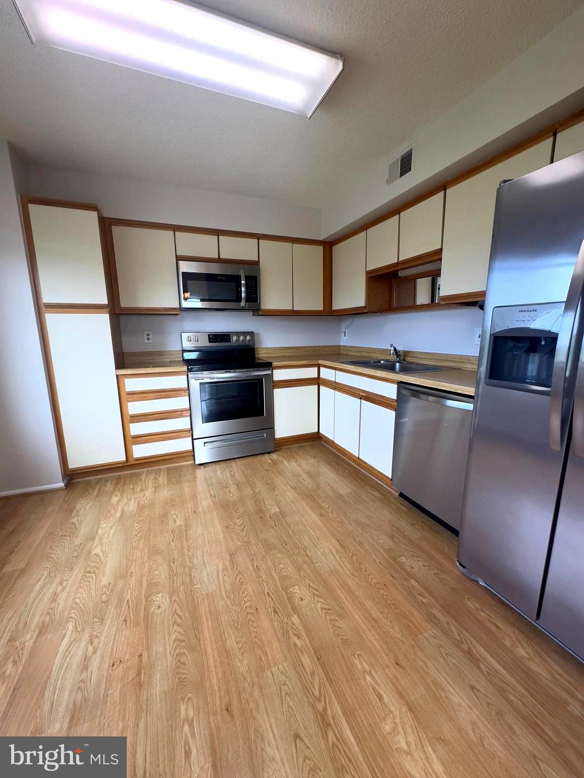 FAIRWAYS NORTH - Residential Lease