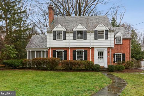Photo of 8024 HAMPDEN LN, BETHESDA, MD 20814 (MLS # MDMC2081624)