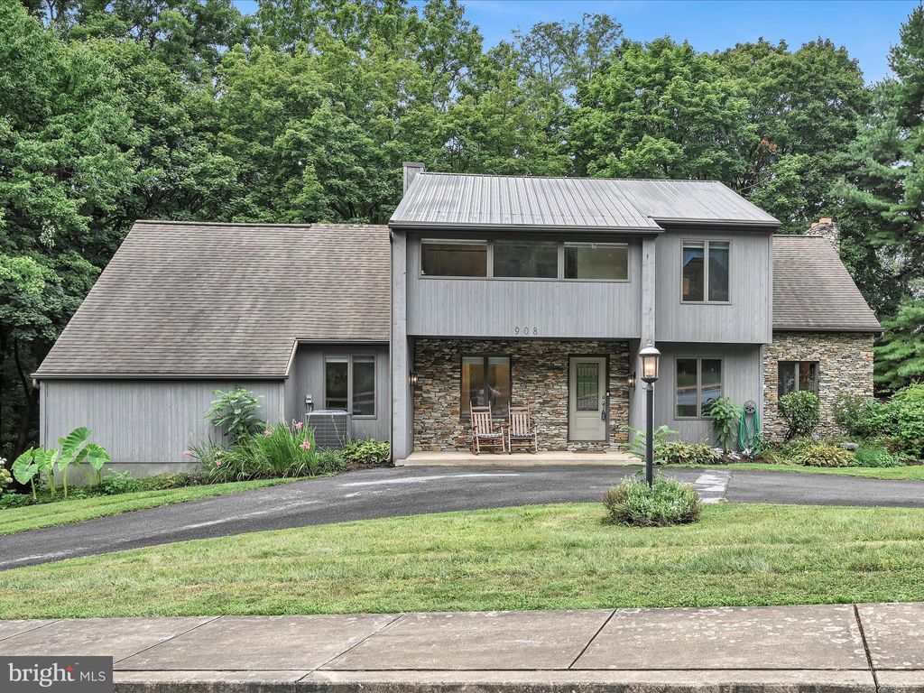 Photo of 908 OAK ST, AKRON, PA 17501 (MLS # PALA2039832)