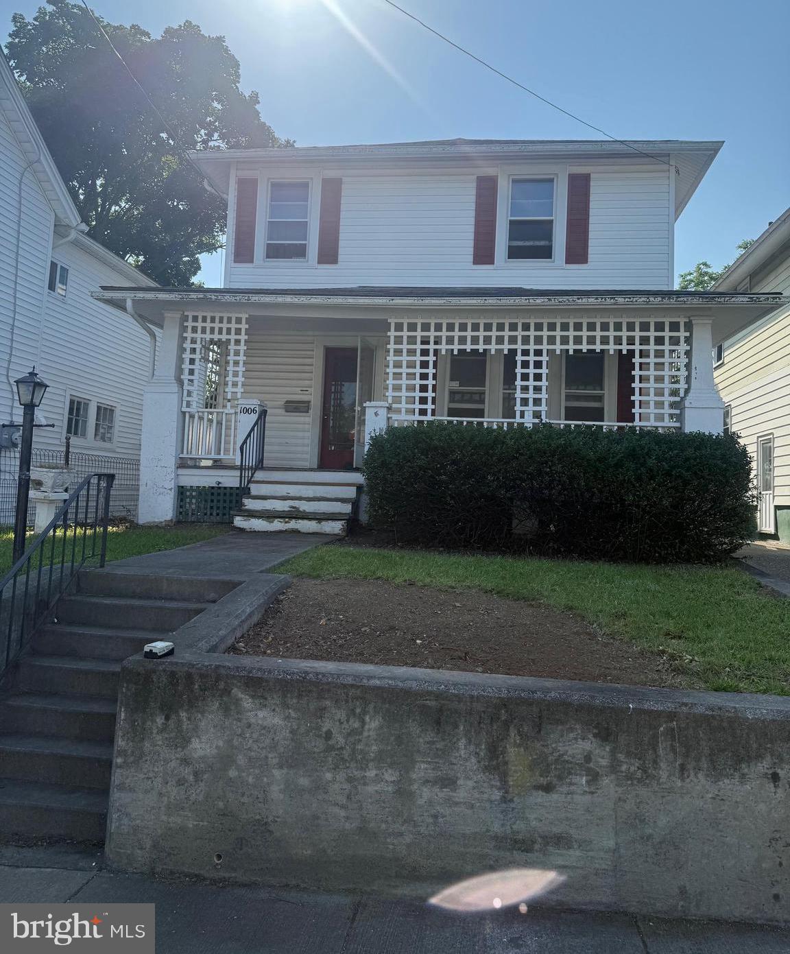 Don't miss out on this opportunity to own this 5 bedroom/1 bath home.
Hardwood flooring throughout. Large, covered front porch and rear deck.
Less than a mile from downtown Winchester & the Handley Library.
Close to schools. Off-street parking and a spacious backyard. Access to alley from backyard and off-street parking.