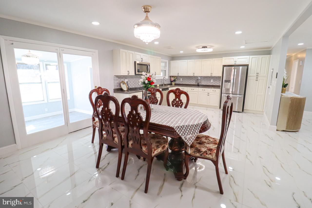 DELBROOK MANOR - Residential