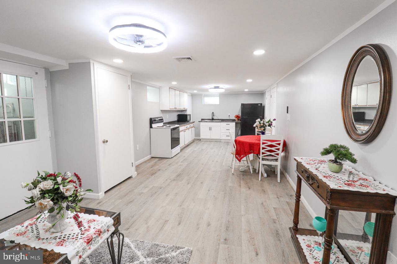 DELBROOK MANOR - Residential