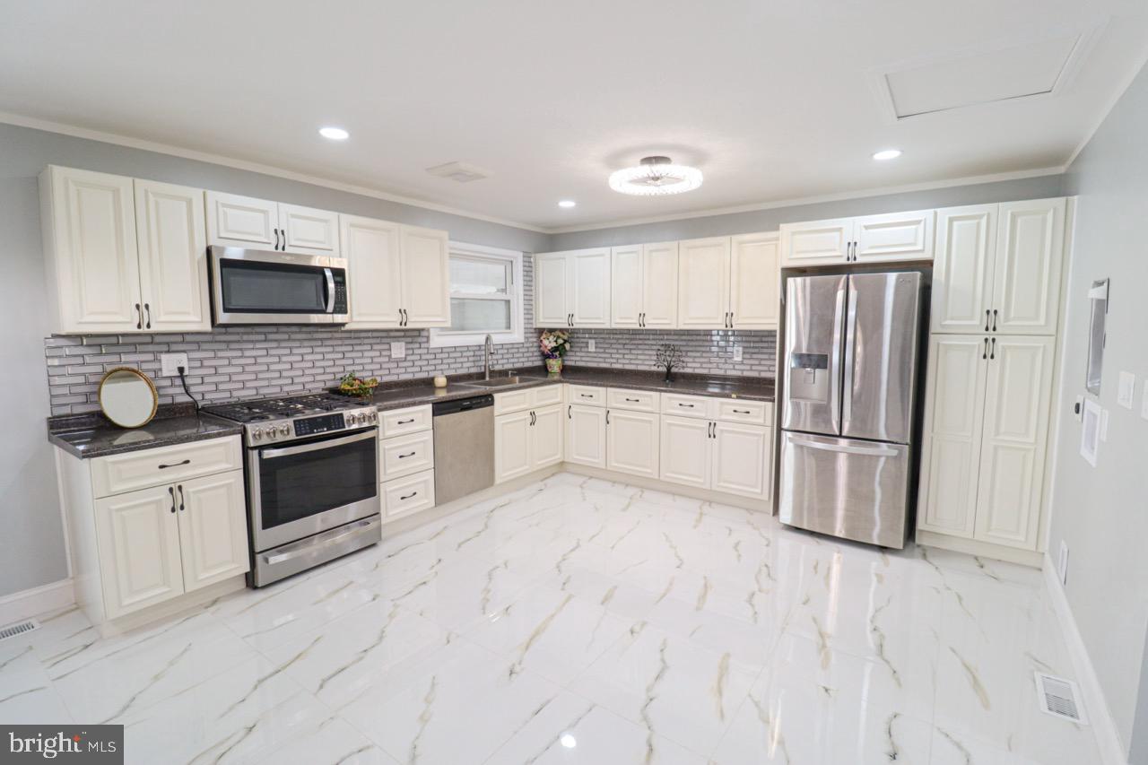 DELBROOK MANOR - Residential