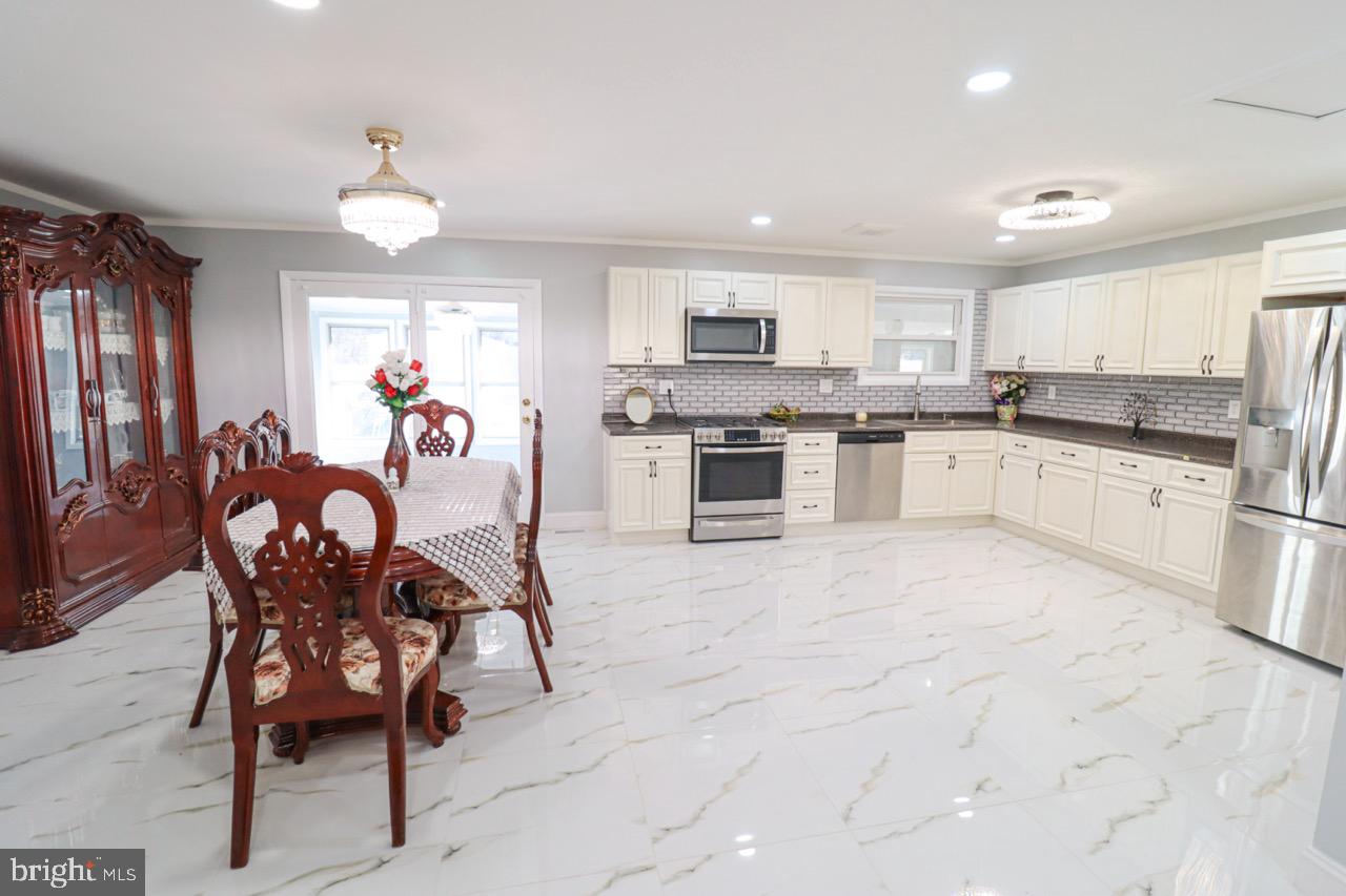 DELBROOK MANOR - Residential