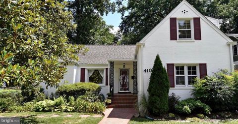 Photo of 410 Jackson Street, FALLS CHURCH, VA 22046 (MLS # VAFA2003580)