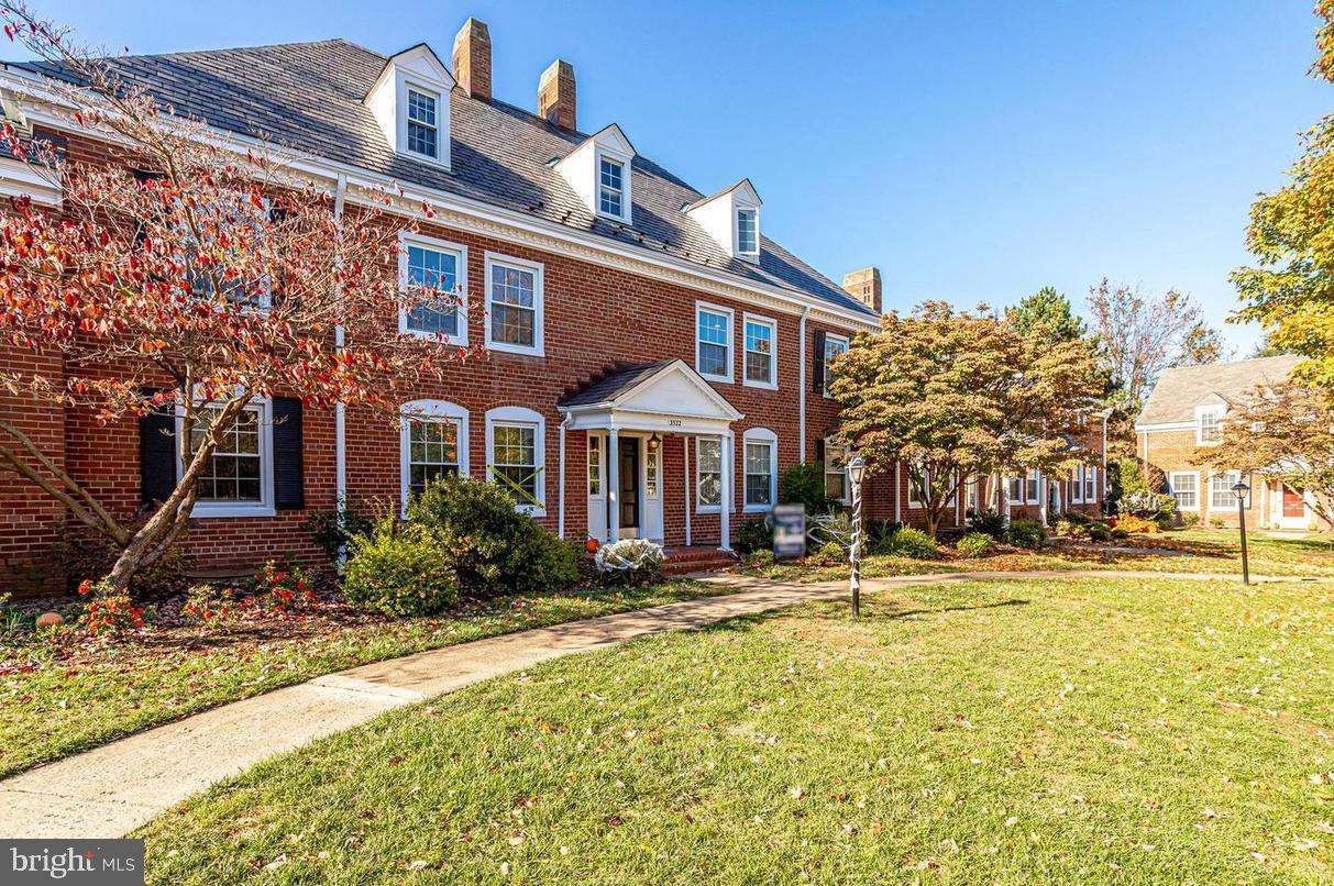 Right in the heart of beautiful Fairlington Arbor this home is just a stones-throw to local restaurants, coffee shops, and shopping. Enjoy a dip in the pool while in season and spread your wings in this spacious home.