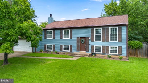 Photo of 1236 Summerfield Drive, HERNDON, VA 20170 (MLS # VAFX2334160)