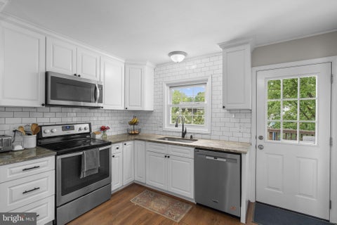 Photo of 1236 Summerfield Drive, HERNDON, VA 20170 (MLS # VAFX2334160)